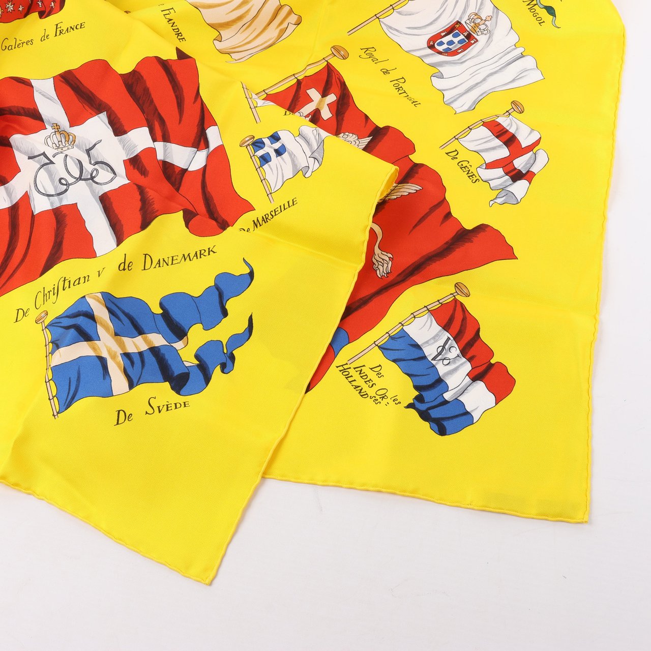 Hermès Hermès Carré 90 "PAVOIS" 100% Silk Scarf in Yellow Geel