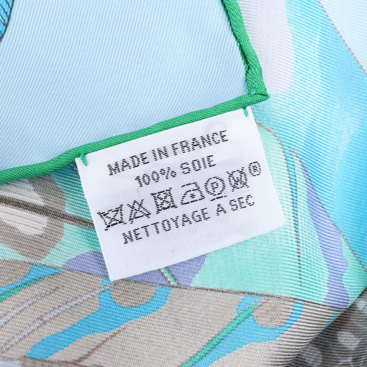 Hermès Hermès Carré 90 "PLUMES EN FETE" 100% Silk Scarf in Blue Blauw