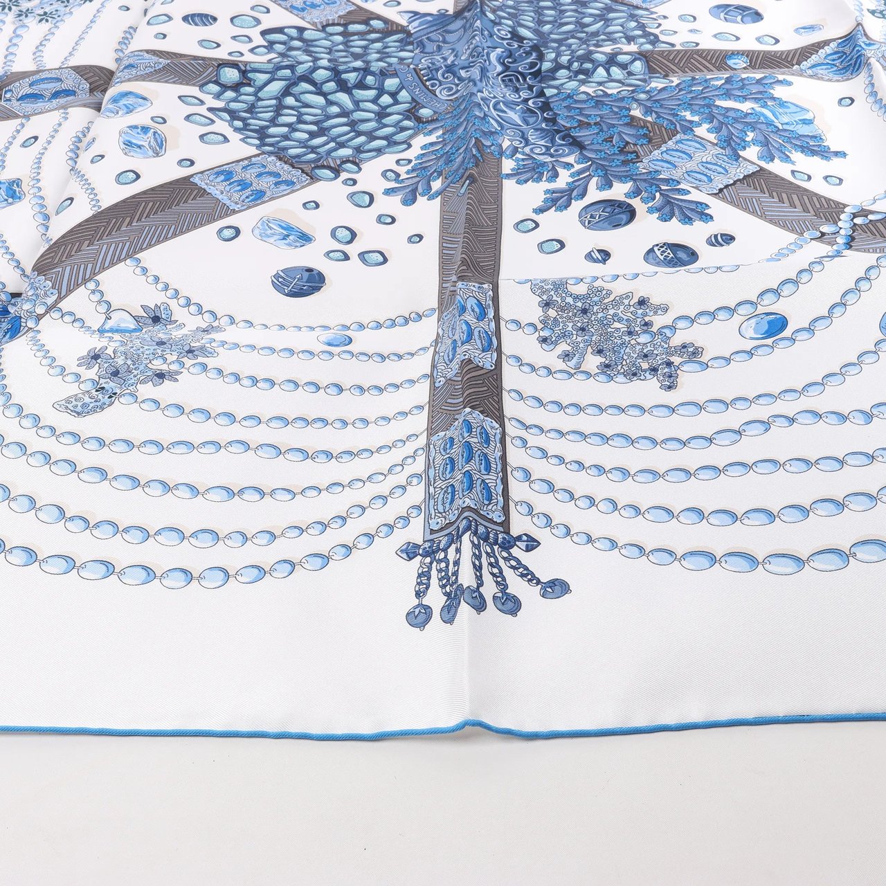 Hermès Hermès Carré 90 "Chemins de Corail" Silk handkerchief in Blue Blauw