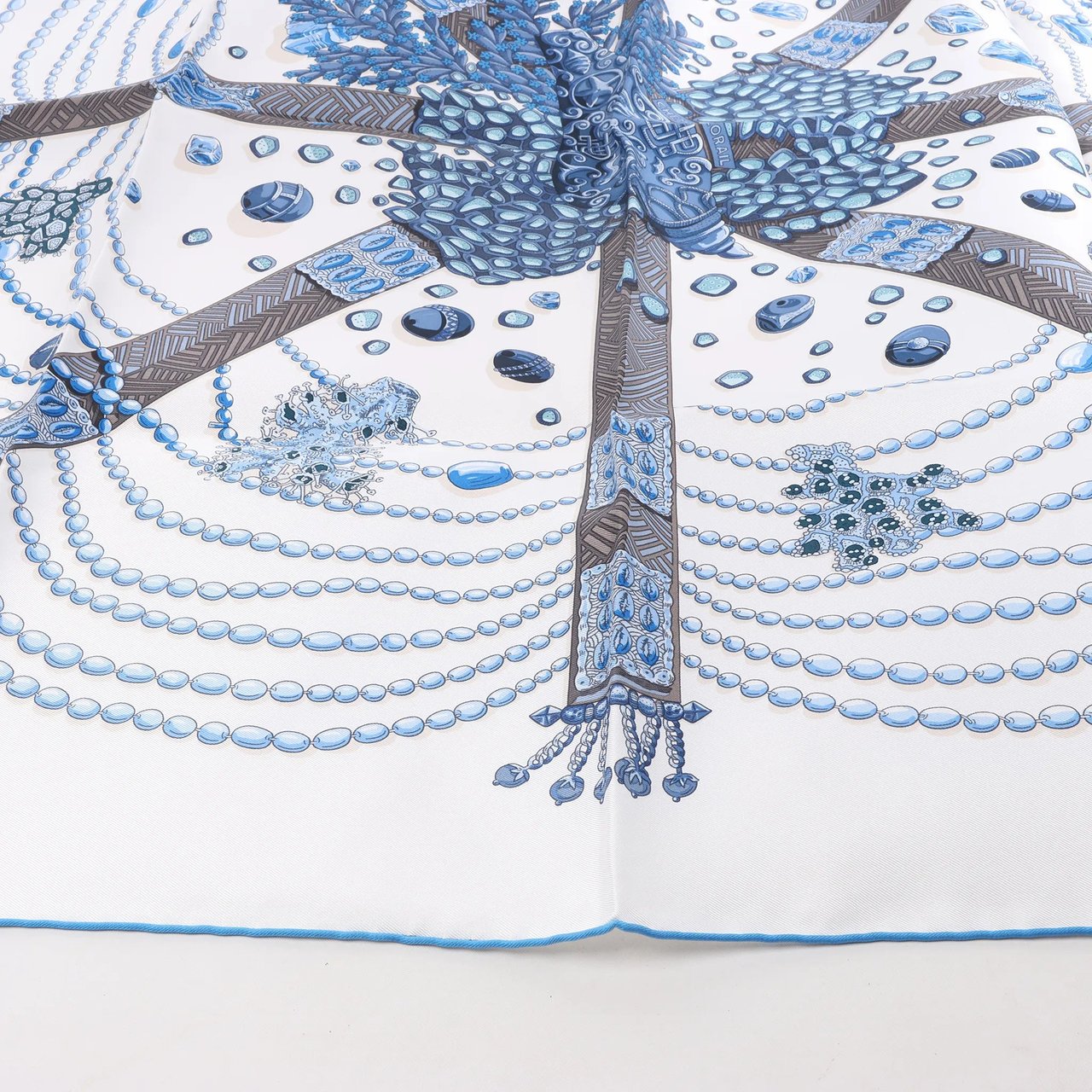 Hermès Hermès Carré 90 "Chemins de Corail" Silk handkerchief in Blue Blauw