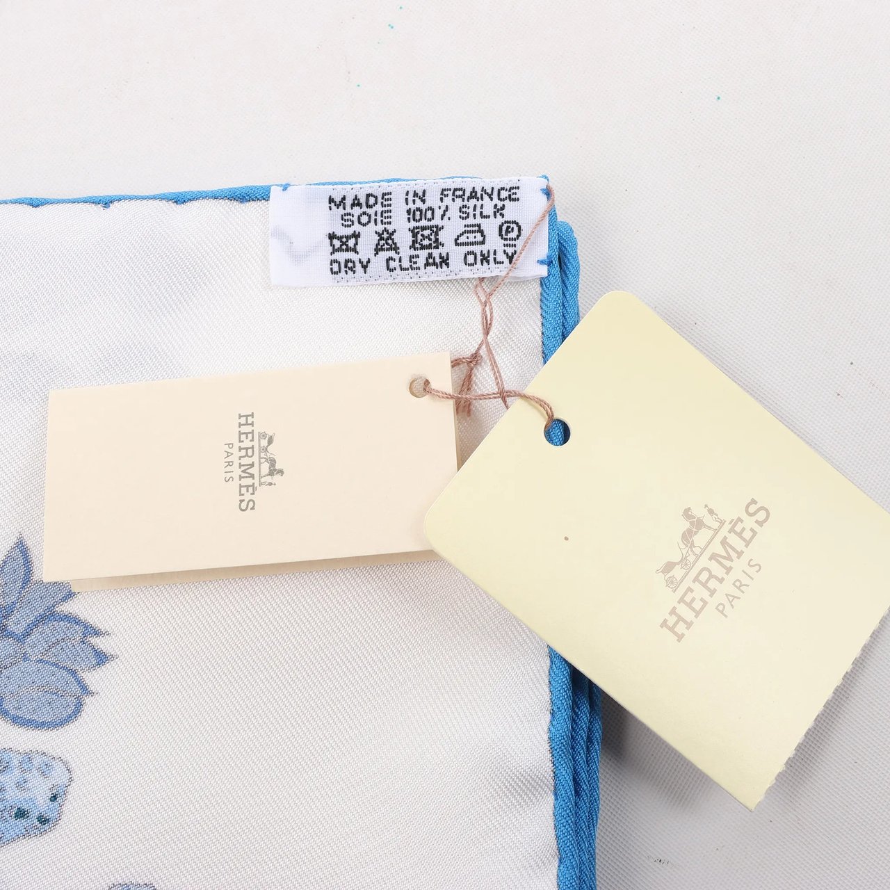 Hermès Hermès Carré 90 "Chemins de Corail" Silk handkerchief in Blue Blauw