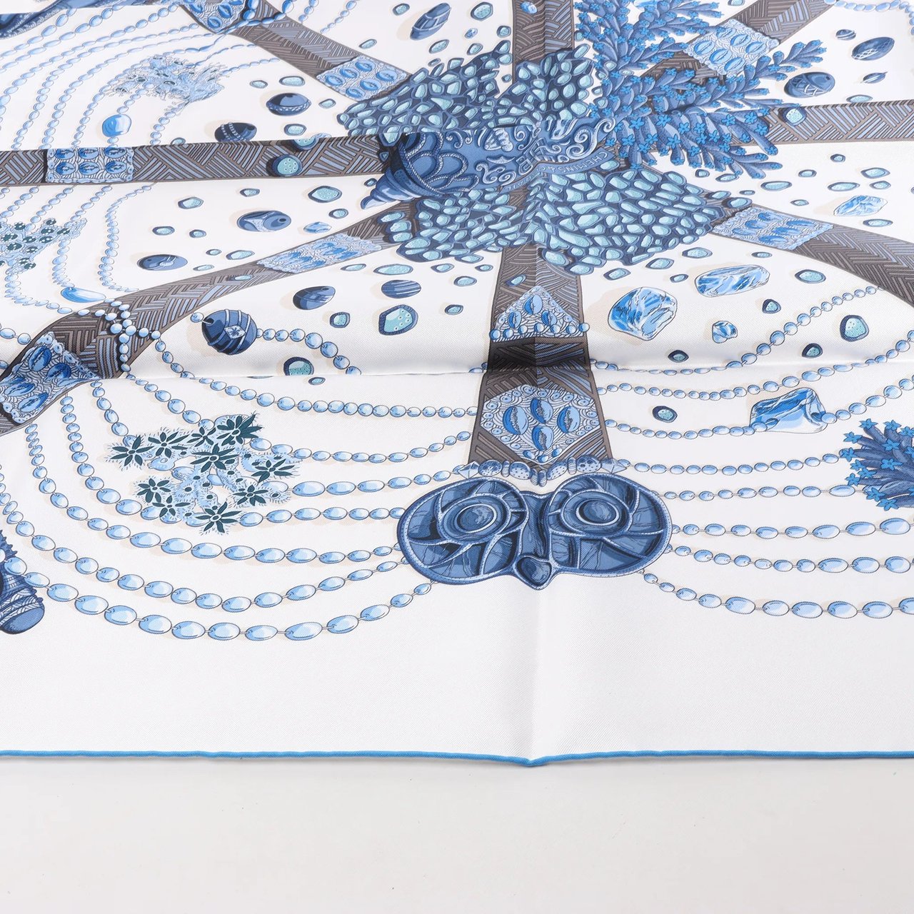 Hermès Hermès Carré 90 "Chemins de Corail" Silk handkerchief in Blue Blauw