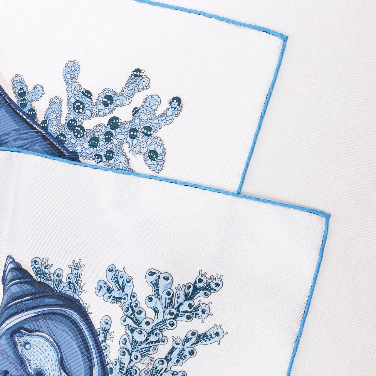 Hermès Hermès Carré 90 "Chemins de Corail" Silk handkerchief in Blue Blauw