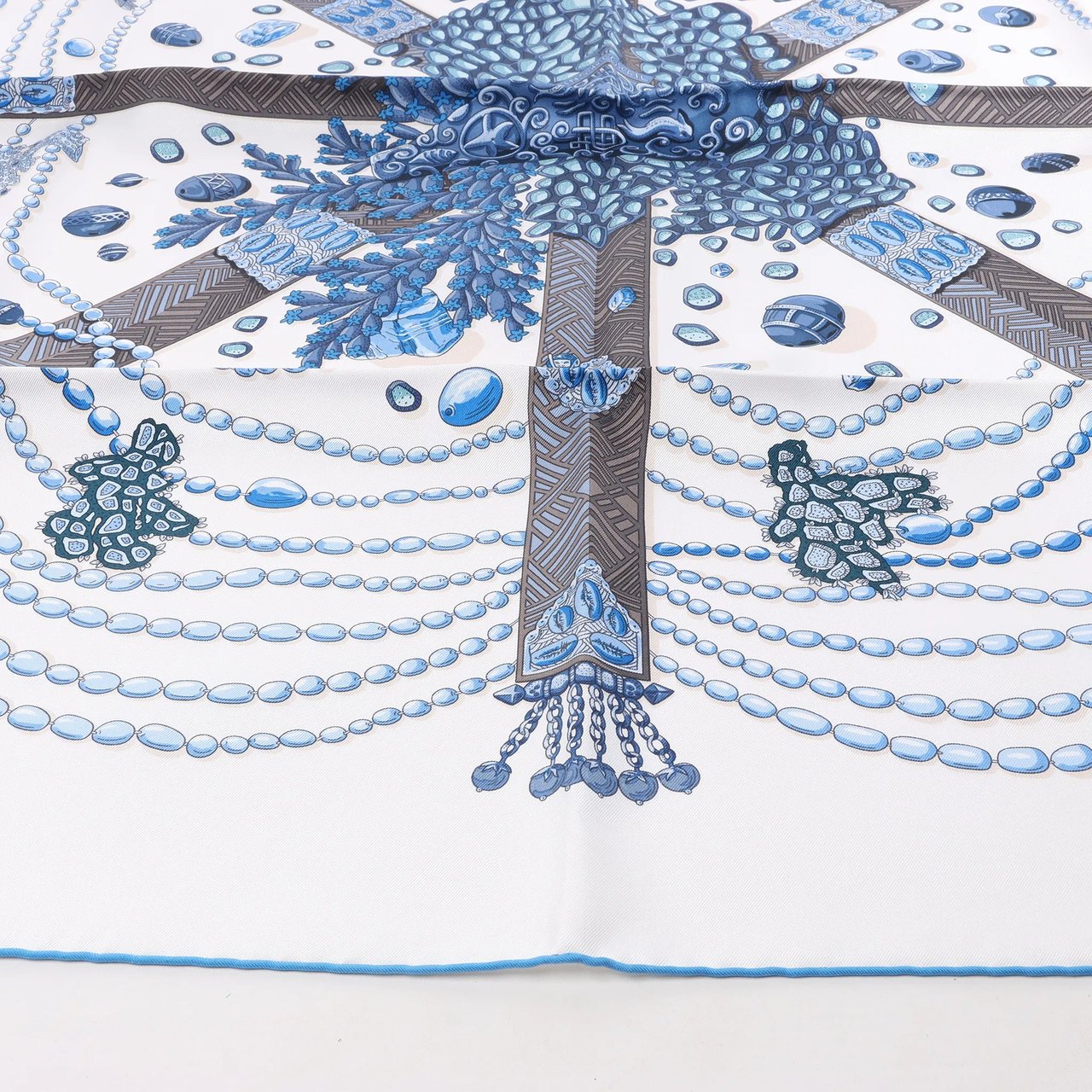 Hermès Hermès Carré 90 "Chemins de Corail" Silk handkerchief in Blue Blauw