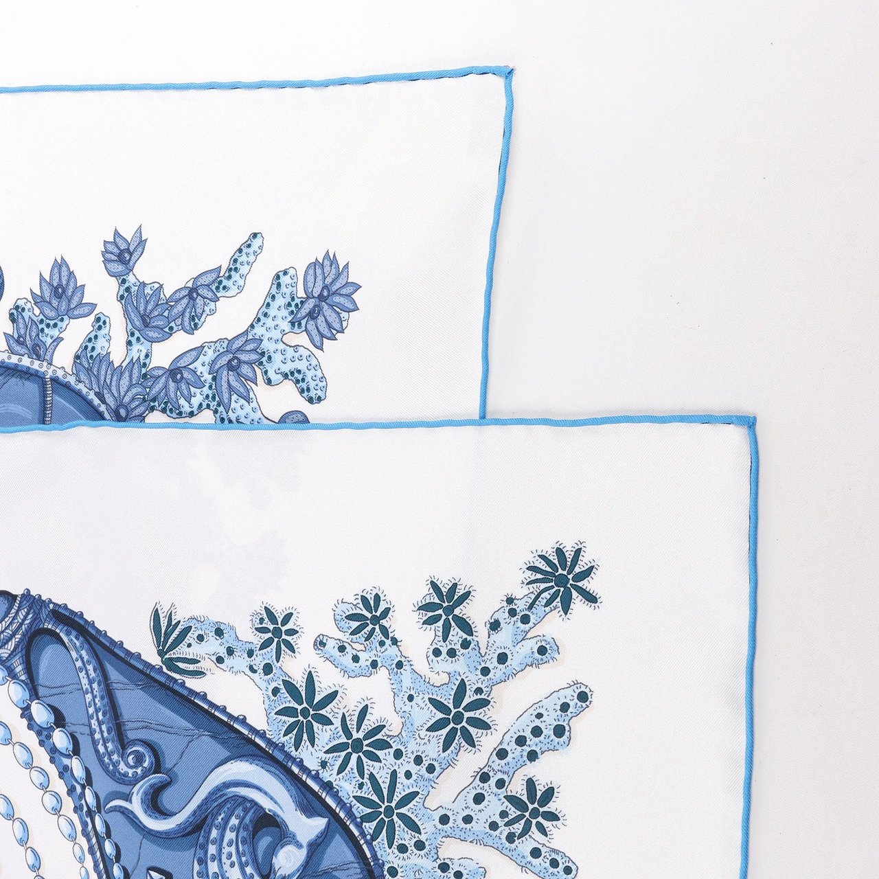 Hermès Hermès Carré 90 "Chemins de Corail" Silk handkerchief in Blue Blauw