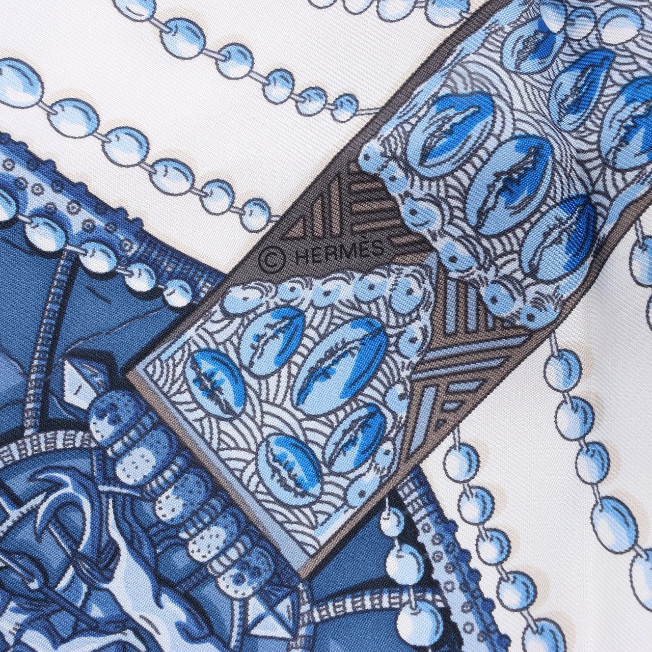 Hermès Hermès Carré 90 "Chemins de Corail" Silk handkerchief in Blue Blauw