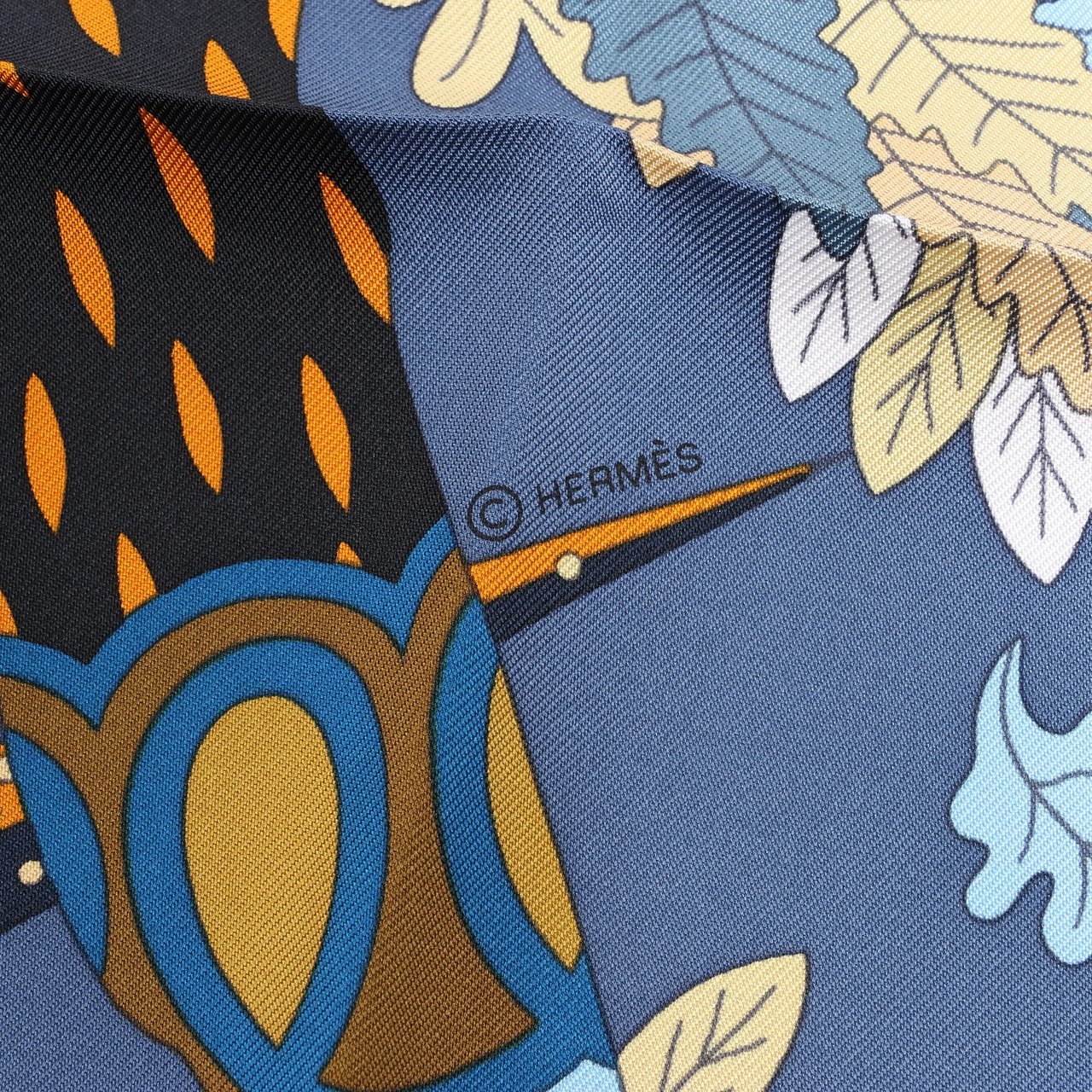 Hermès Hermès Carré 90 "Le Sacre des Saisons" Silk handkerchief in Gray Grijs