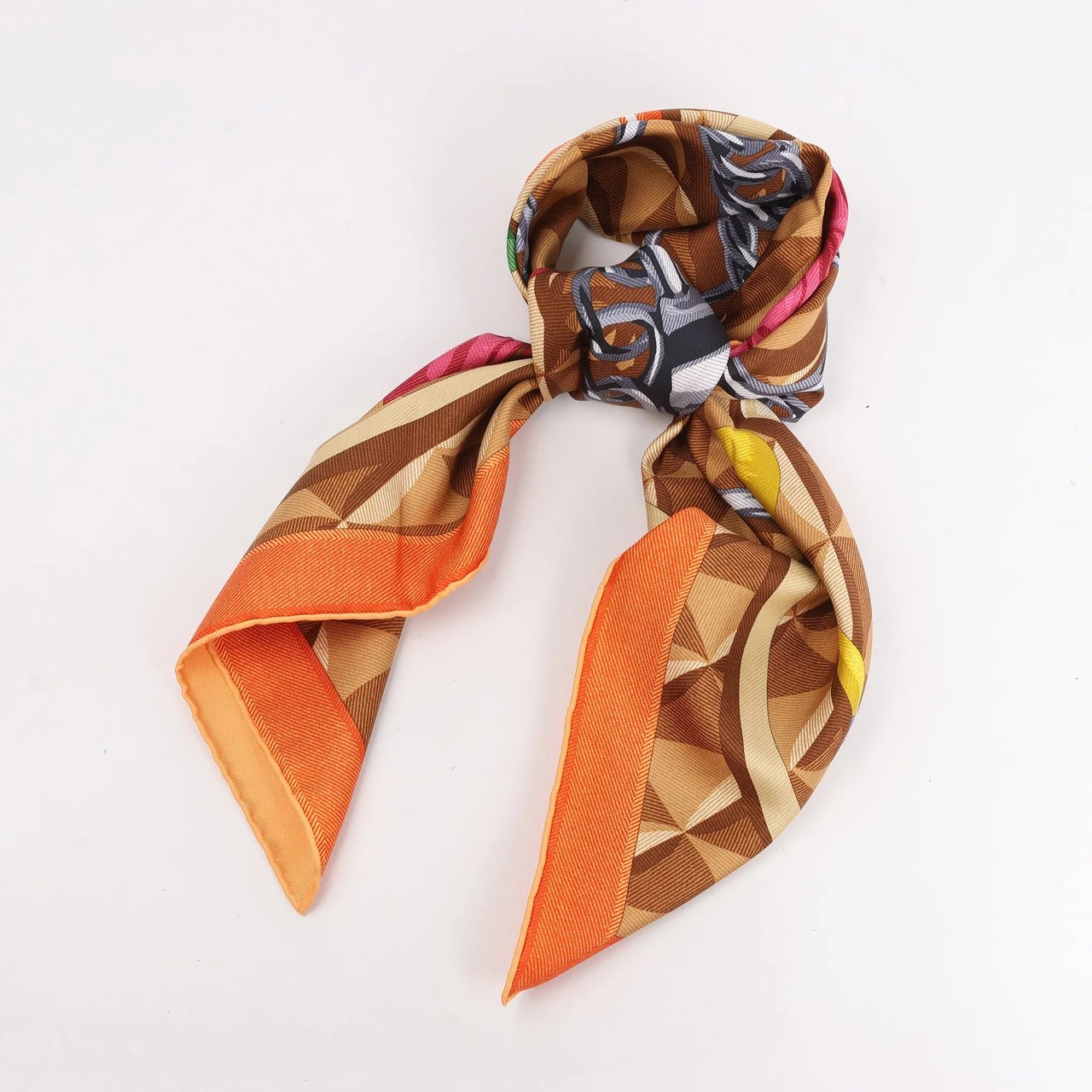 Hermès Hermès Carré 90 "BEAUTE COMPOSEE" Silk handkerchief in Orange Oranje