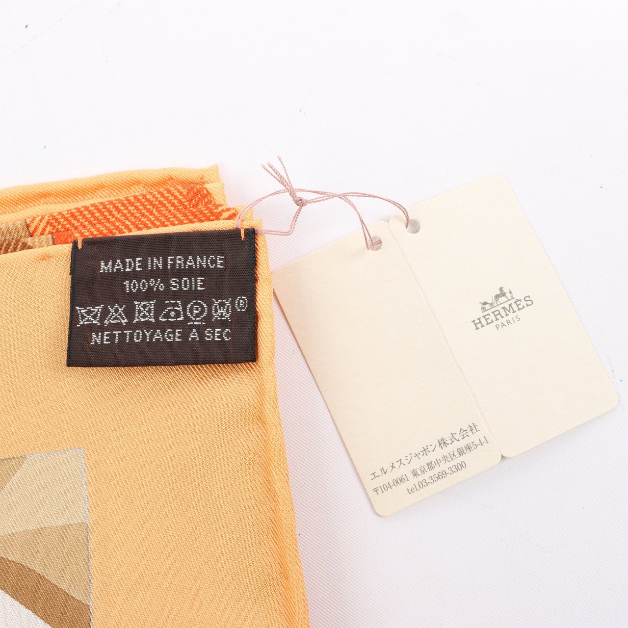 Hermès Hermès Carré 90 "BEAUTE COMPOSEE" Silk handkerchief in Orange Oranje