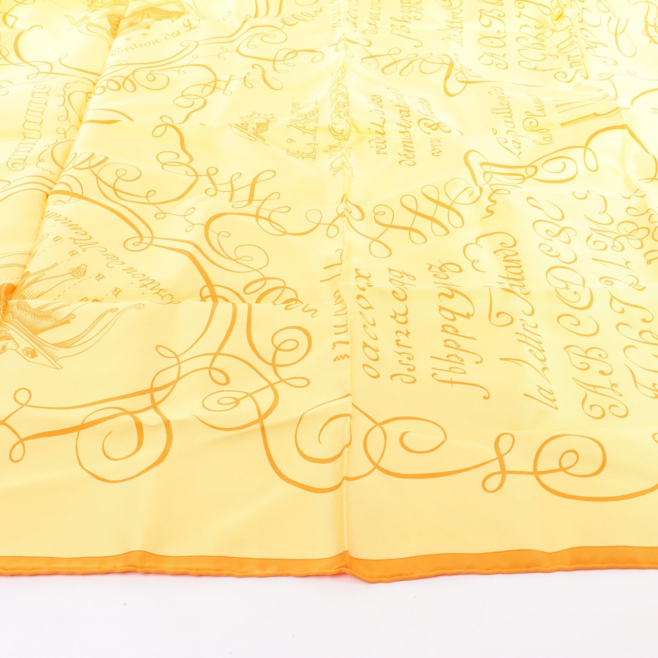 Hermès Hermès Carré 90 "L'ART D'ECRIRE" Silk handkerchief in Yellow Geel