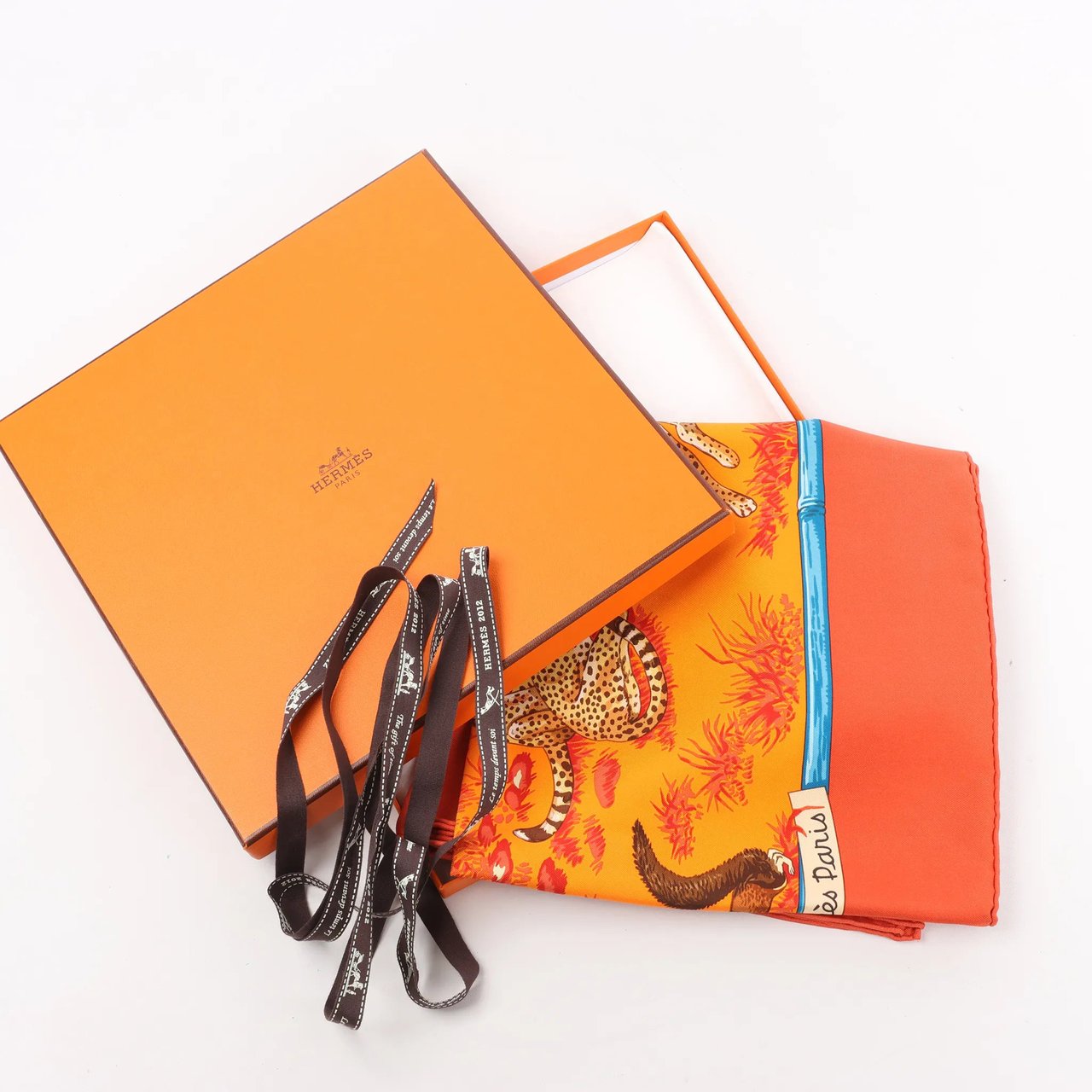 Hermès Hermès Carré 90 "Tendresse Feline" Silk handkerchief in Orange Oranje
