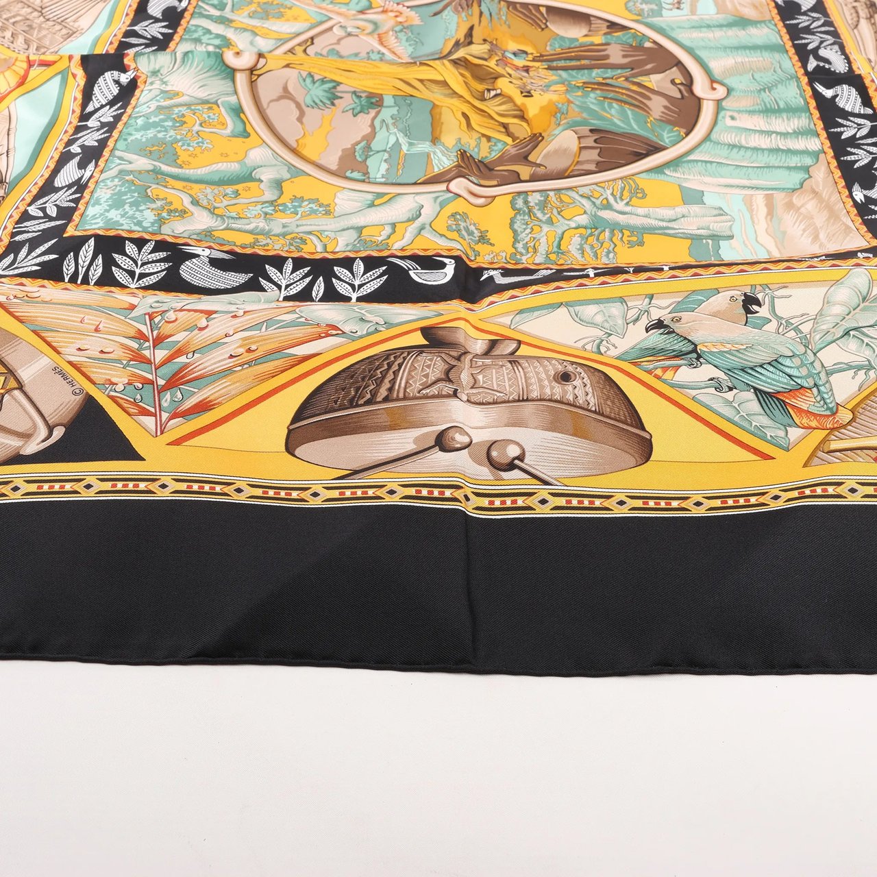 Hermès Hermès Carré 90 "Au Son du Tam Tam" Silk handkerchief in Black Zwart