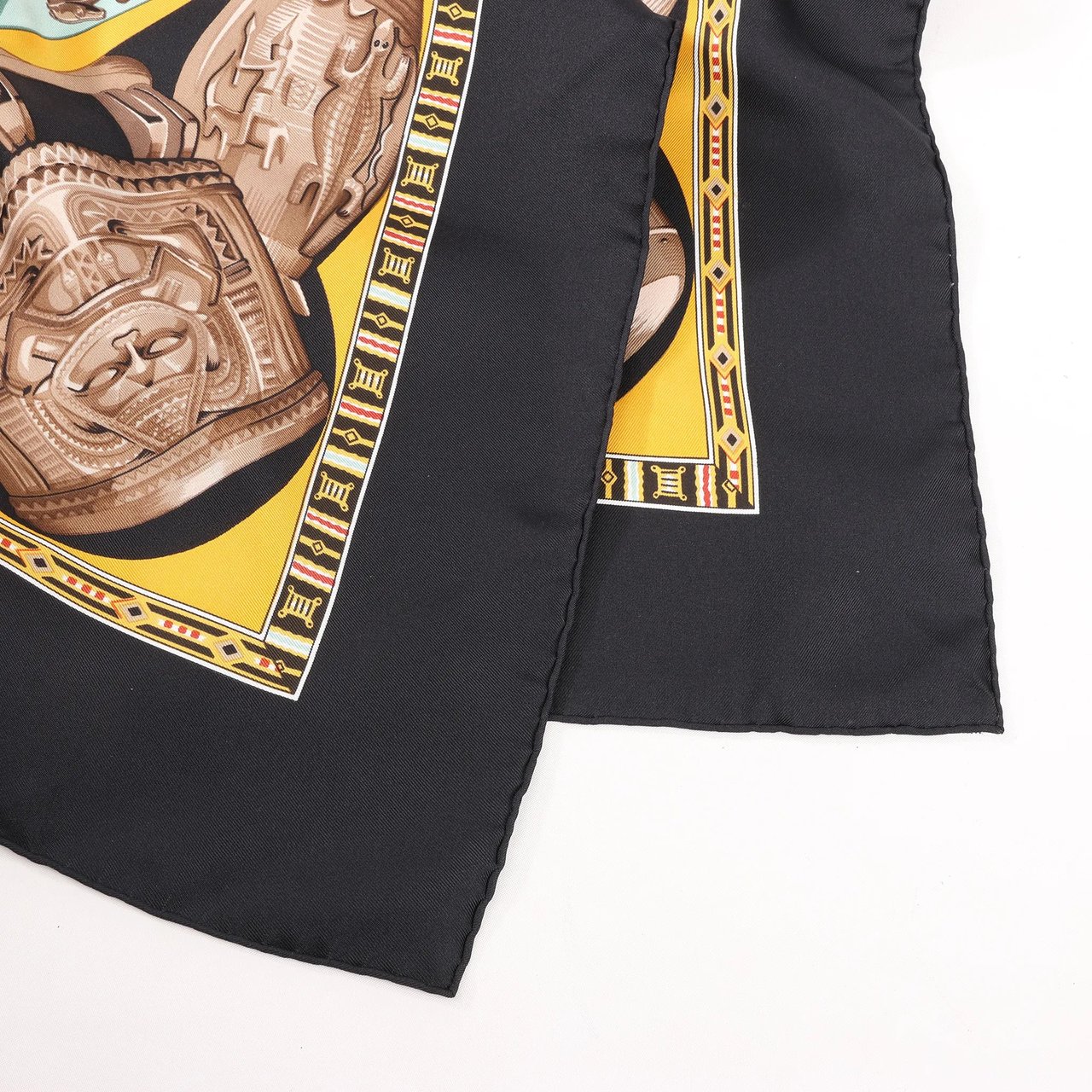 Hermès Hermès Carré 90 "Au Son du Tam Tam" Silk handkerchief in Black Zwart