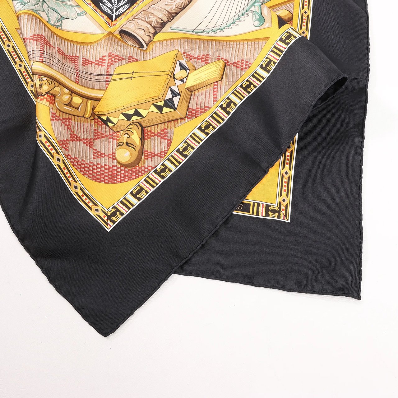 Hermès Hermès Carré 90 "Au Son du Tam Tam" Silk handkerchief in Black Zwart