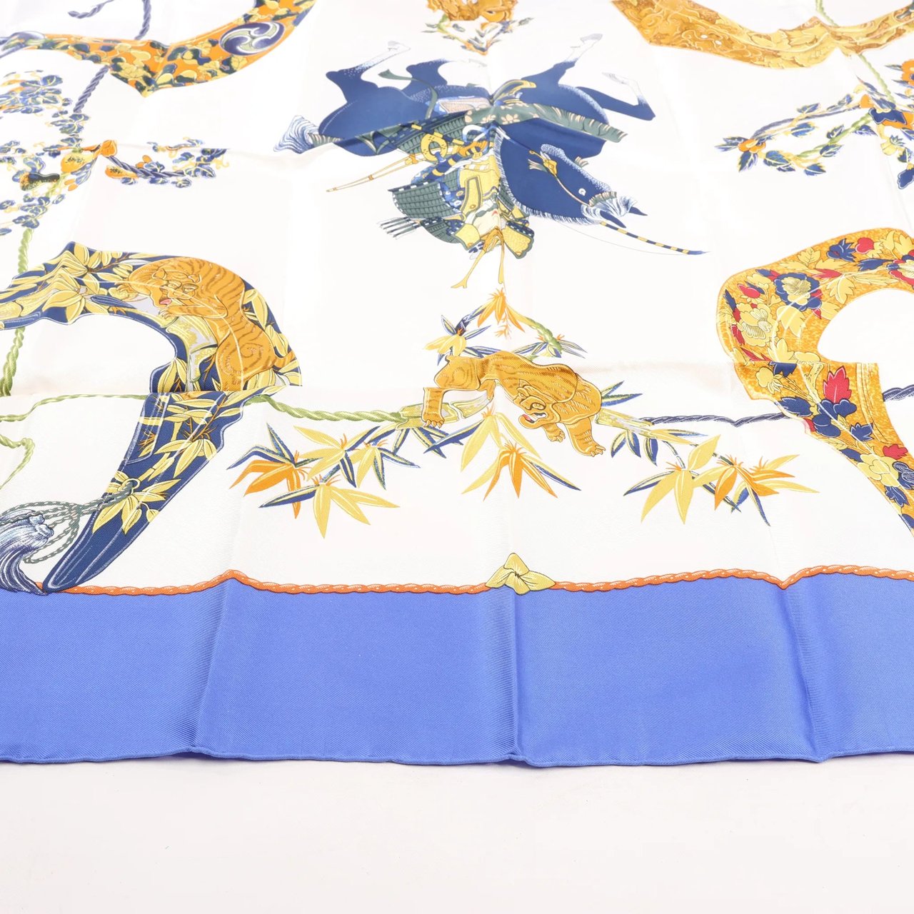 Hermès Hermès Carré 90 "SAMOURAI" Silk handkerchief in Blue Blauw
