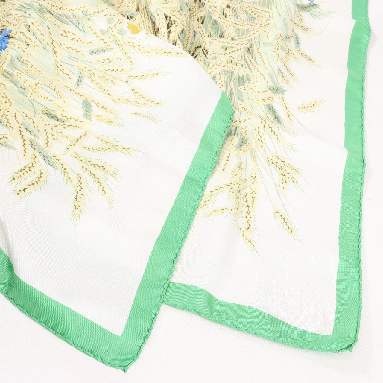 Hermès Hermès Carré 90 "Lapins Dans un Champ de blé" Silk handkerchief in Green Groen