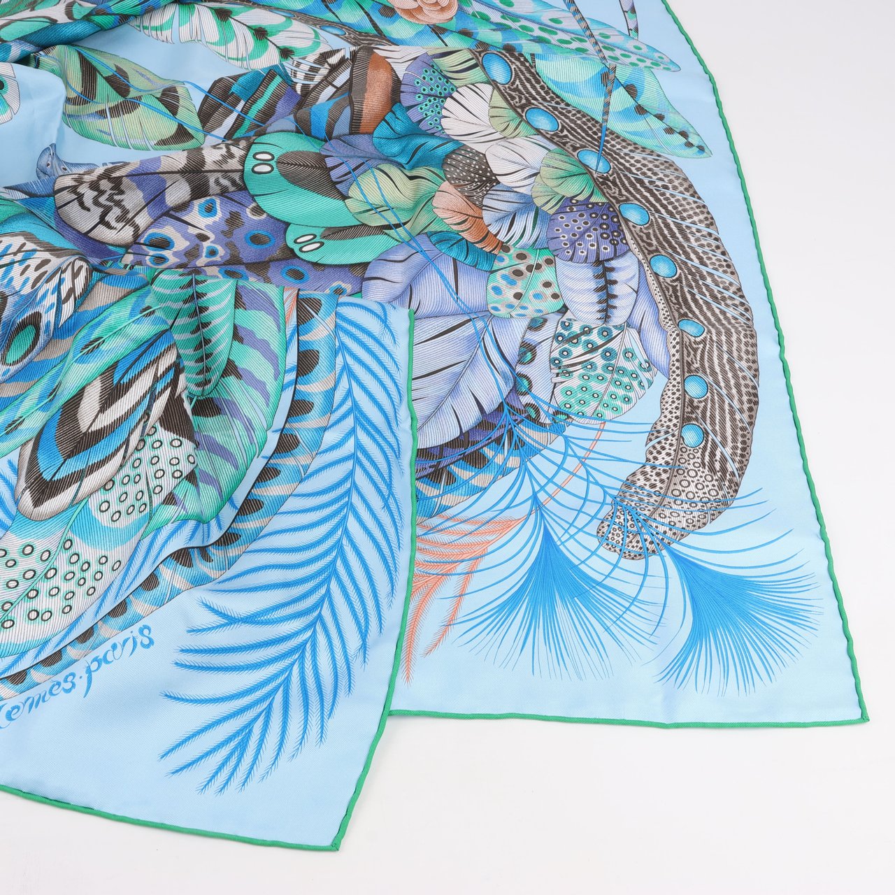 Hermès Hermès Carré 90 "PLUMES EN FETE" 100% Silk Scarf in Blue Blauw