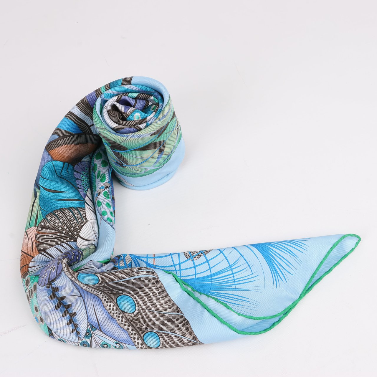 Hermès Hermès Carré 90 "PLUMES EN FETE" 100% Silk Scarf in Blue Blauw