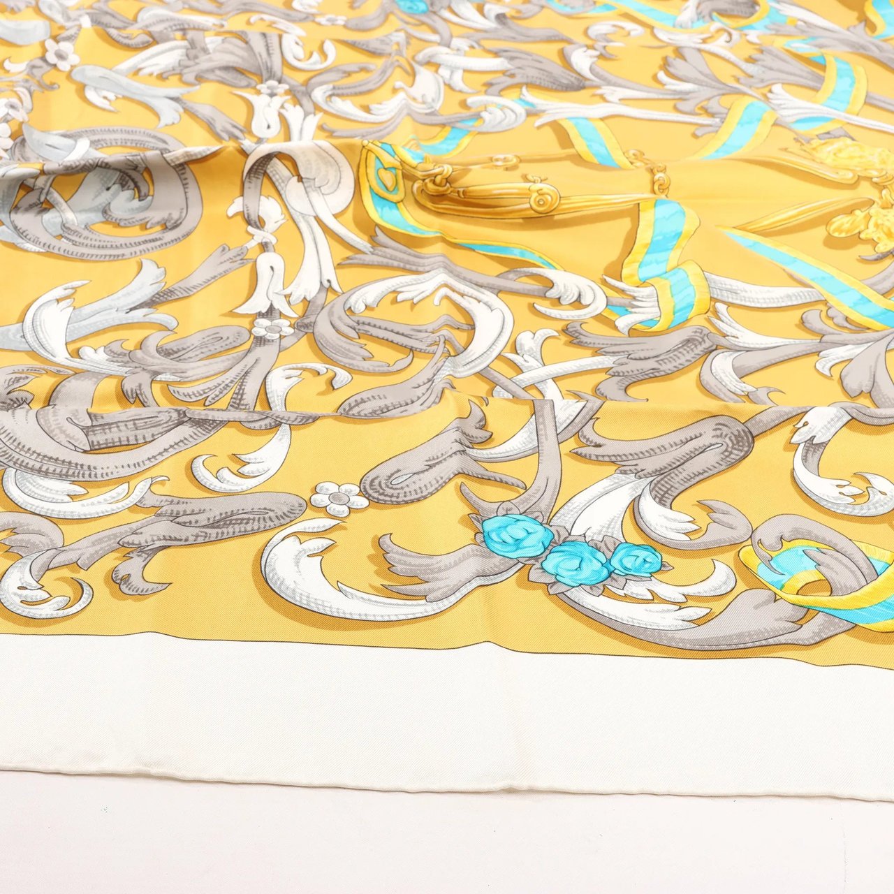 Hermès Hermes Carré 90 "LE MORS A LA CONETABLE" Silk handkerchief in Yellow Geel