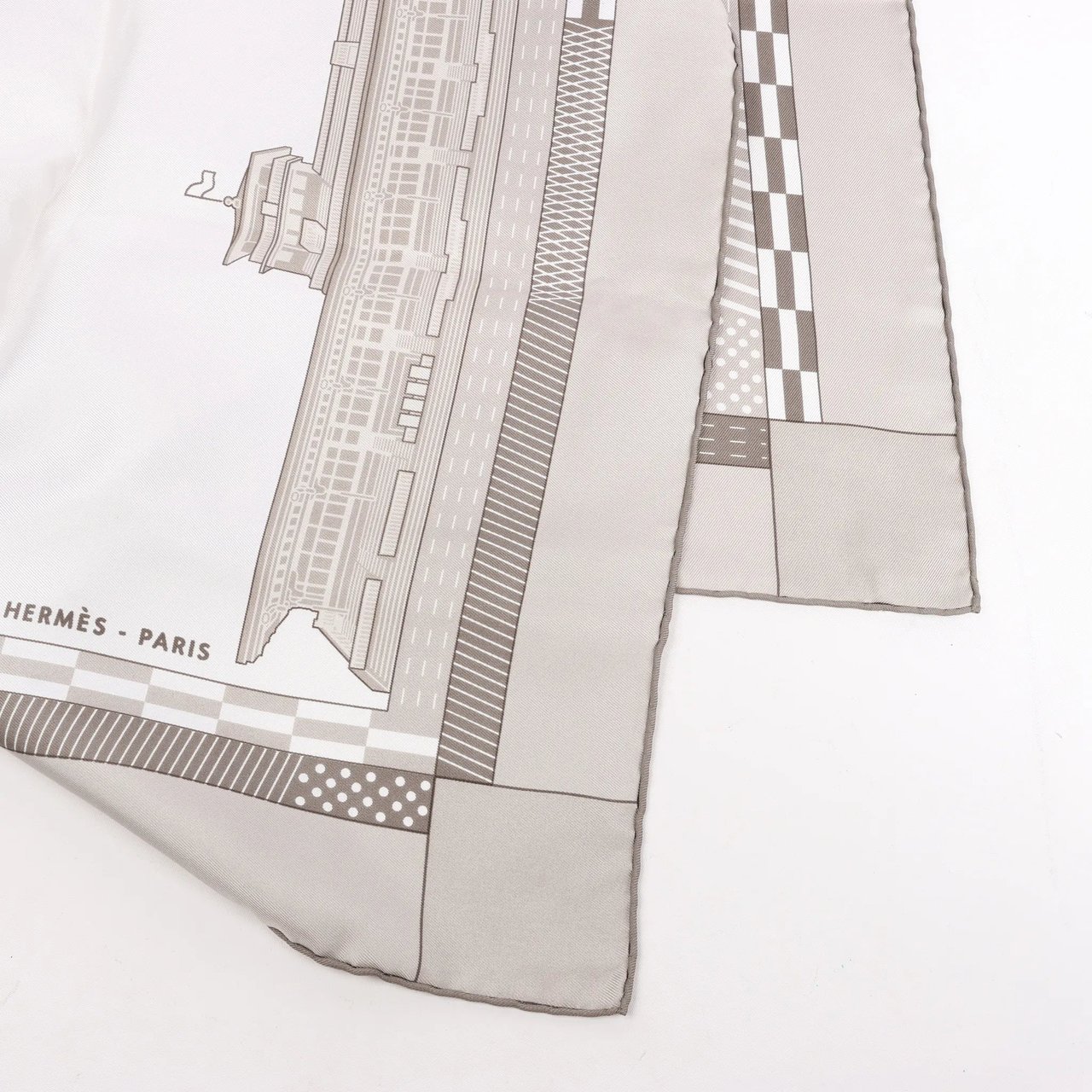Hermès Hermès Carré 90 "CHEVAL DE COURSES" Silk handkerchief in Gray Grijs