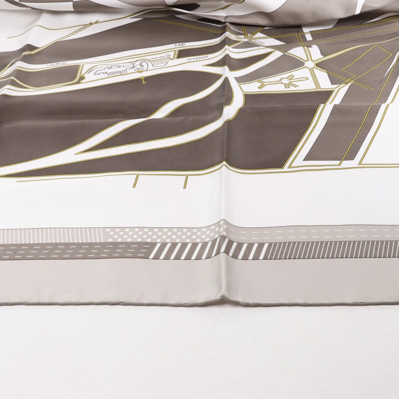 Hermès Hermès Carré 90 "CHEVAL DE COURSES" Silk handkerchief in Gray Grijs