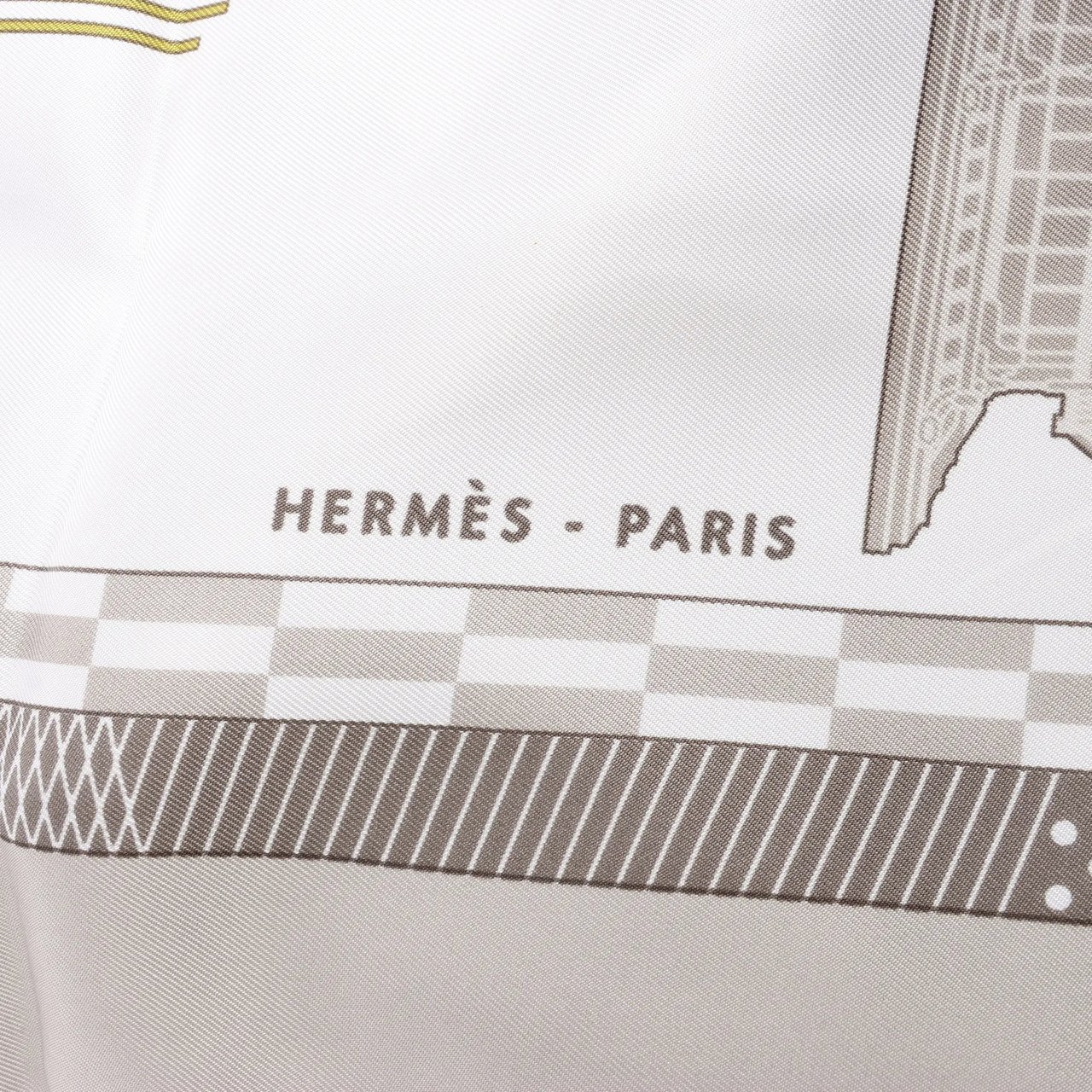 Hermès Hermès Carré 90 "CHEVAL DE COURSES" Silk handkerchief in Gray Grijs