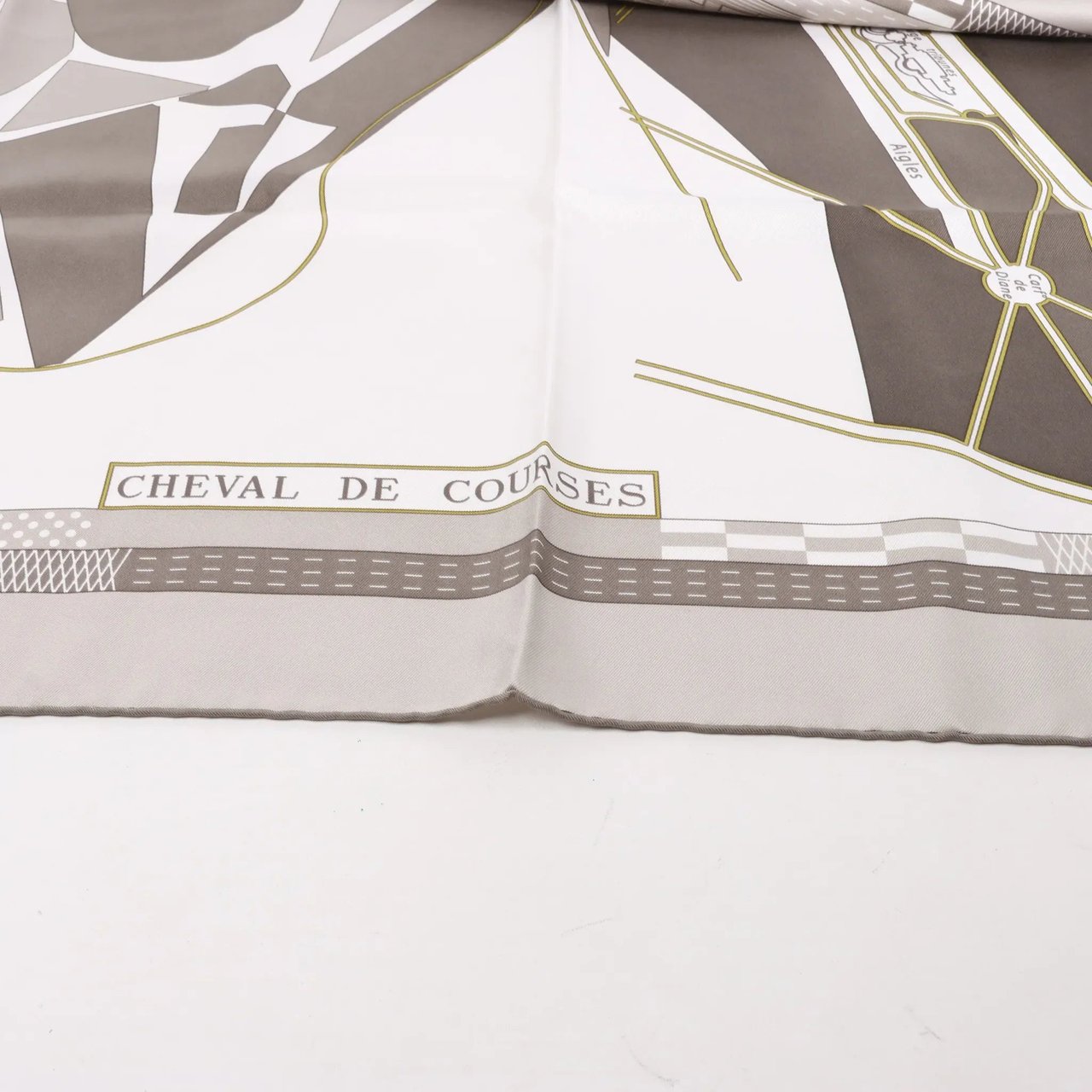 Hermès Hermès Carré 90 "CHEVAL DE COURSES" Silk handkerchief in Gray Grijs