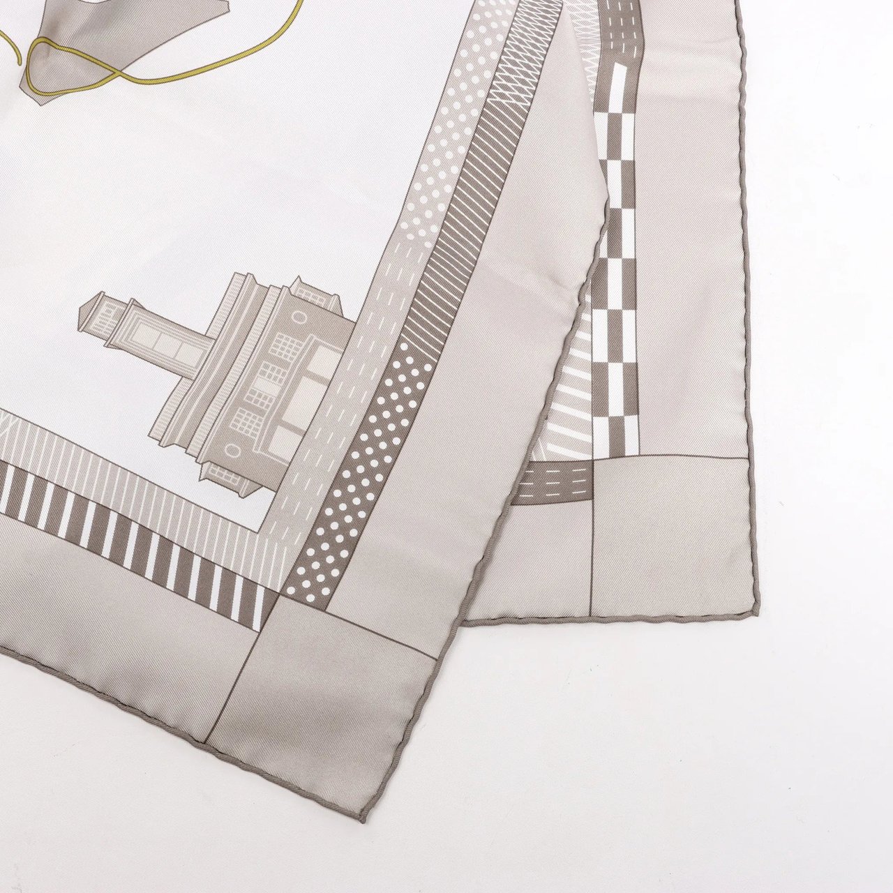 Hermès Hermès Carré 90 "CHEVAL DE COURSES" Silk handkerchief in Gray Grijs