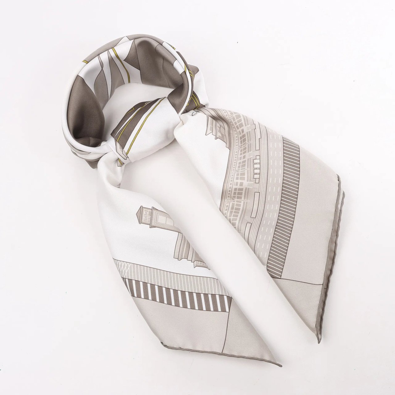 Hermès Hermès Carré 90 "CHEVAL DE COURSES" Silk handkerchief in Gray Grijs