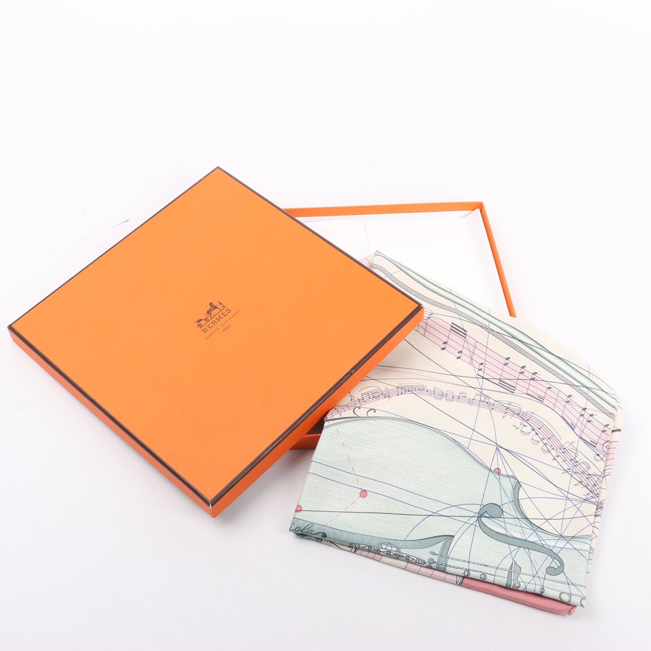 Hermès Hermès Carré 90 "La Musique Des Spheres" 100% Silk Scarf in Pink Roze