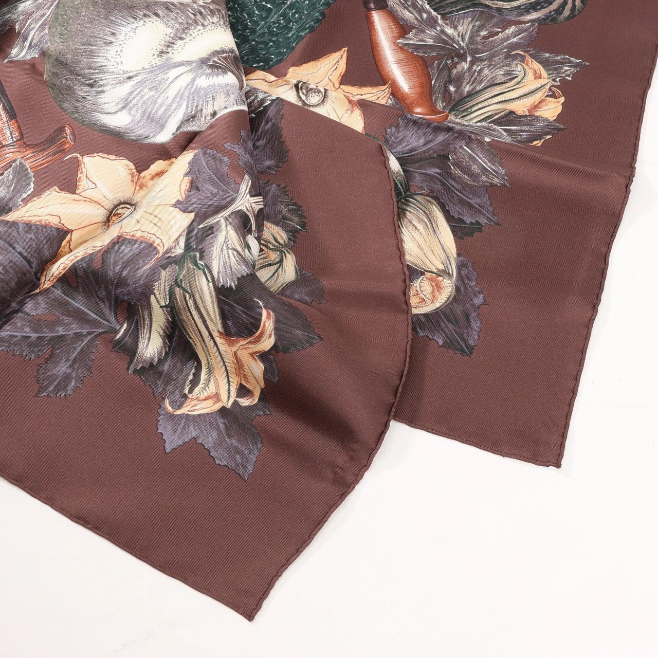 Hermès Hermès Carré 90 "CITROUILLES&COLOQU INTES" Silk handkerchief in Brown Bruin