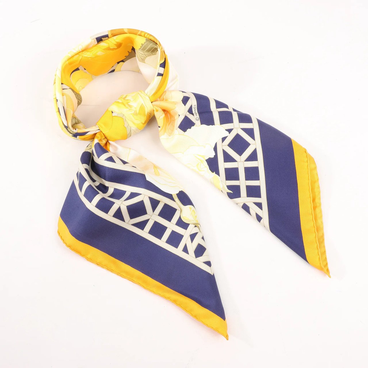 Hermès Hermès Carré 90 "ROSERAIE" Silk handkerchief in Yellow Geel