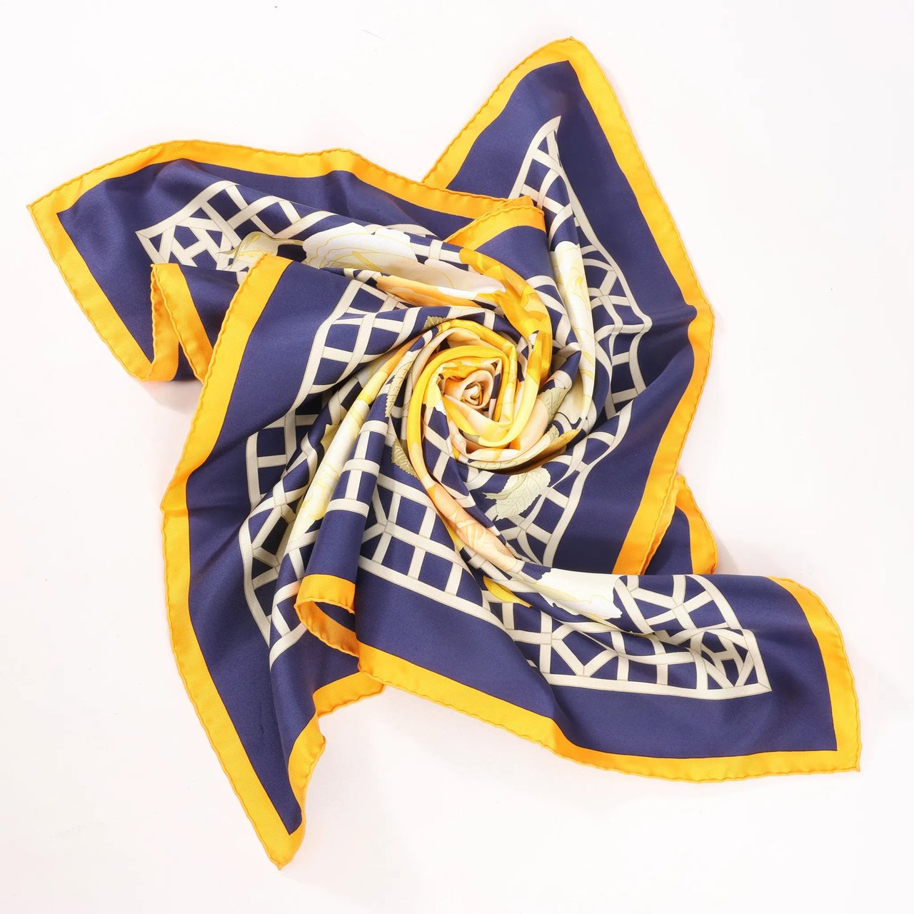 Hermès Hermès Carré 90 "ROSERAIE" Silk handkerchief in Yellow Geel