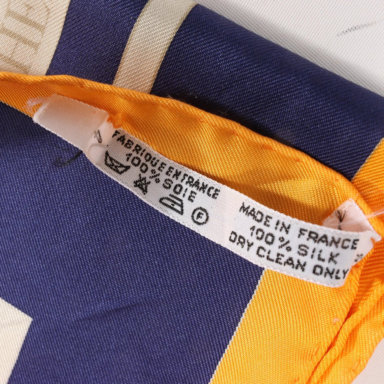 Hermès Hermès Carré 90 "ROSERAIE" Silk handkerchief in Yellow Geel
