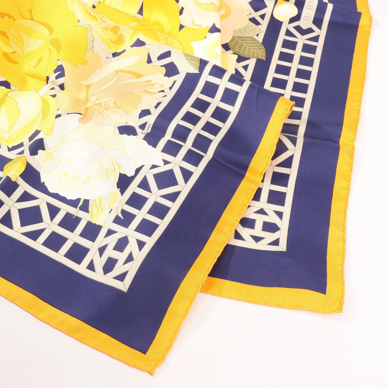 Hermès Hermès Carré 90 "ROSERAIE" Silk handkerchief in Yellow Geel