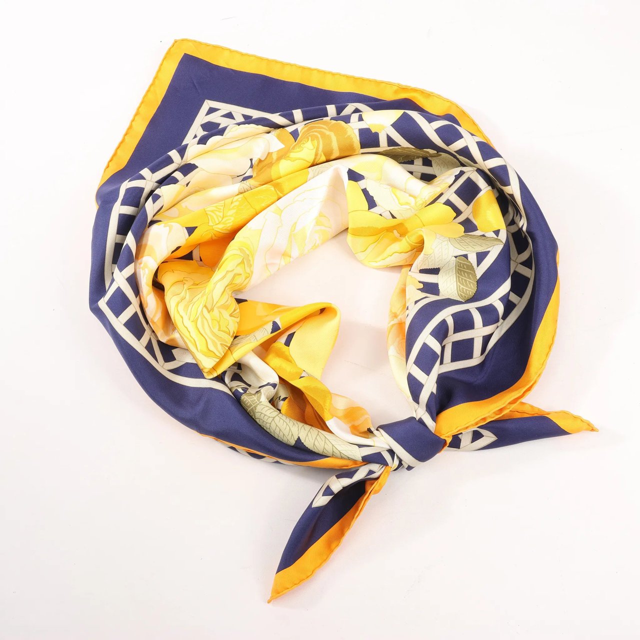 Hermès Hermès Carré 90 "ROSERAIE" Silk handkerchief in Yellow Geel
