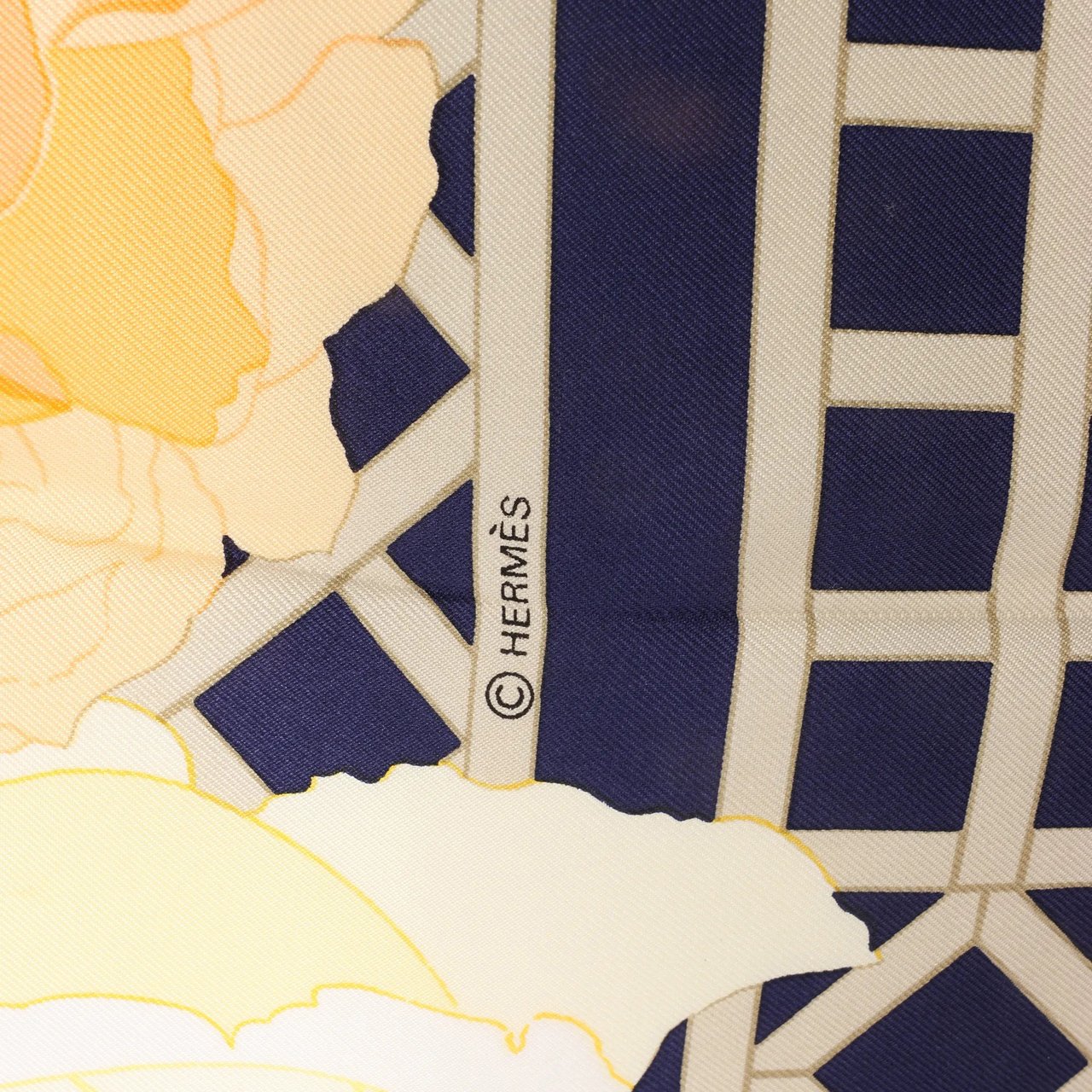 Hermès Hermès Carré 90 "ROSERAIE" Silk handkerchief in Yellow Geel