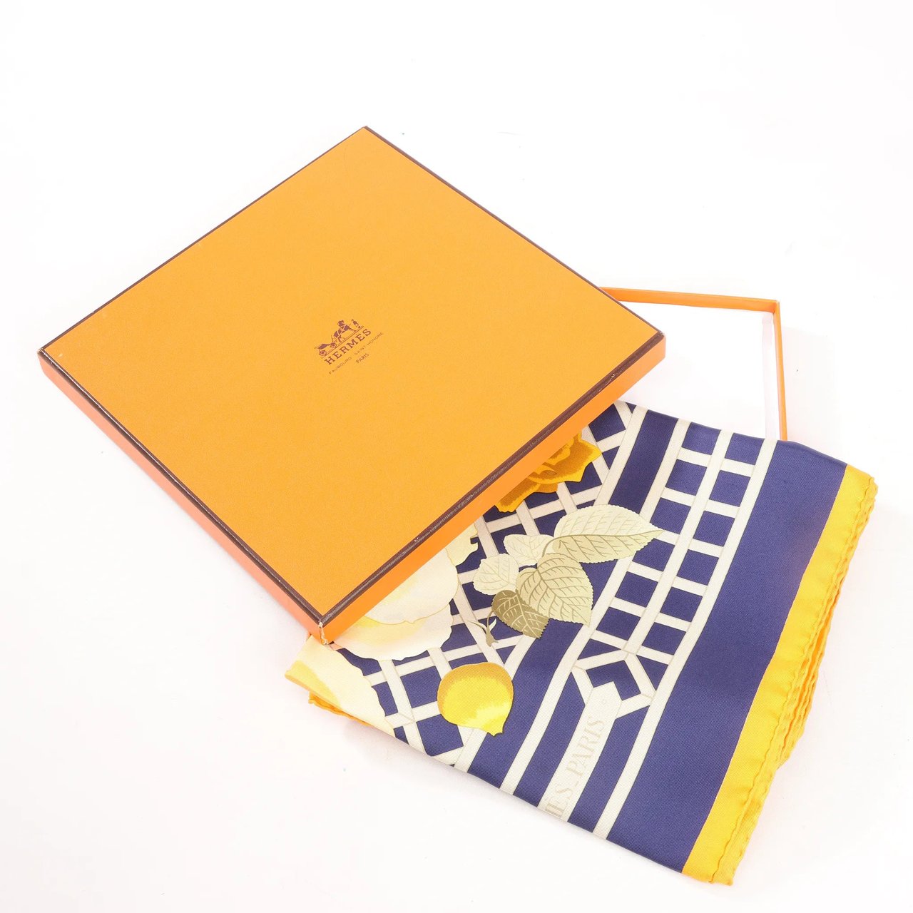 Hermès Hermès Carré 90 "ROSERAIE" Silk handkerchief in Yellow Geel