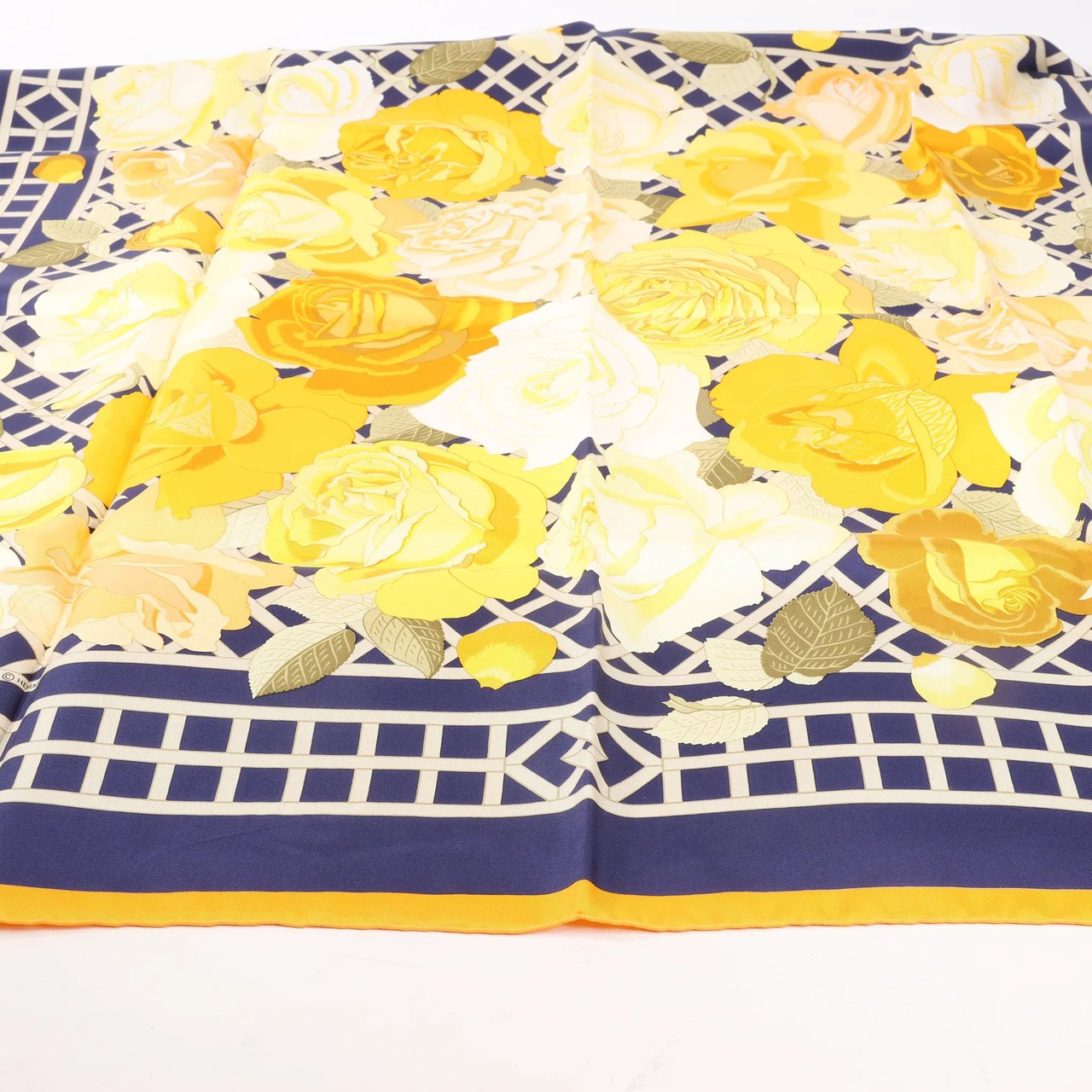 Hermès Hermès Carré 90 "ROSERAIE" Silk handkerchief in Yellow Geel