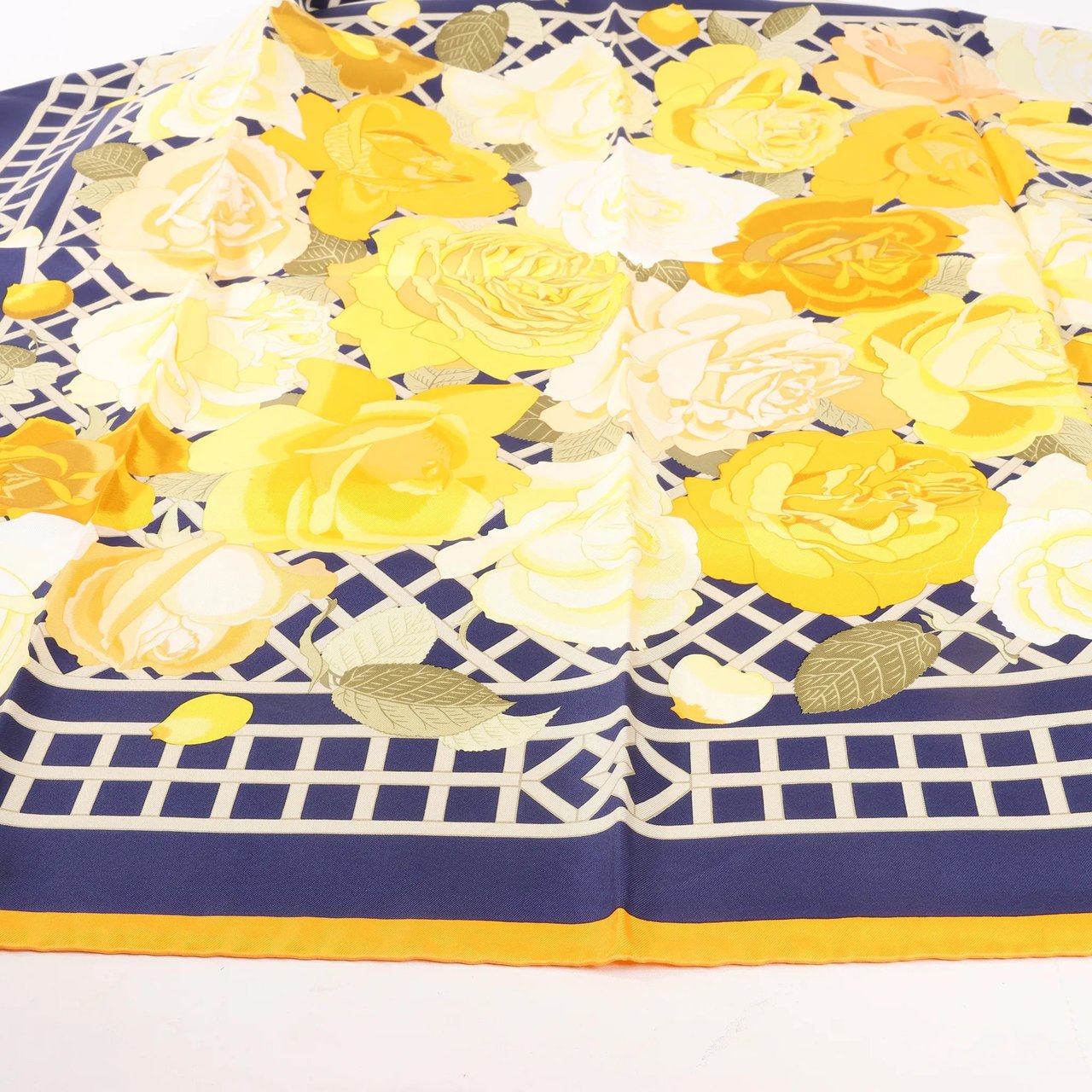 Hermès Hermès Carré 90 "ROSERAIE" Silk handkerchief in Yellow Geel