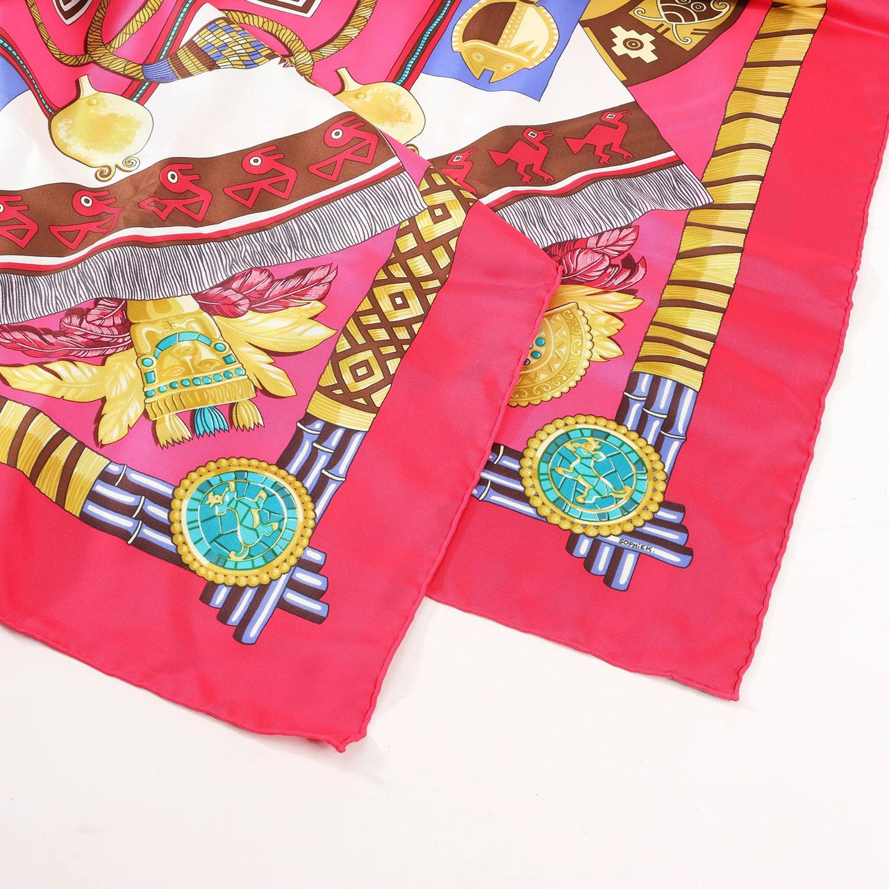 Hermès Hermès Carré 90 "HUACA PIRU" Silk handkerchief in Pink Roze