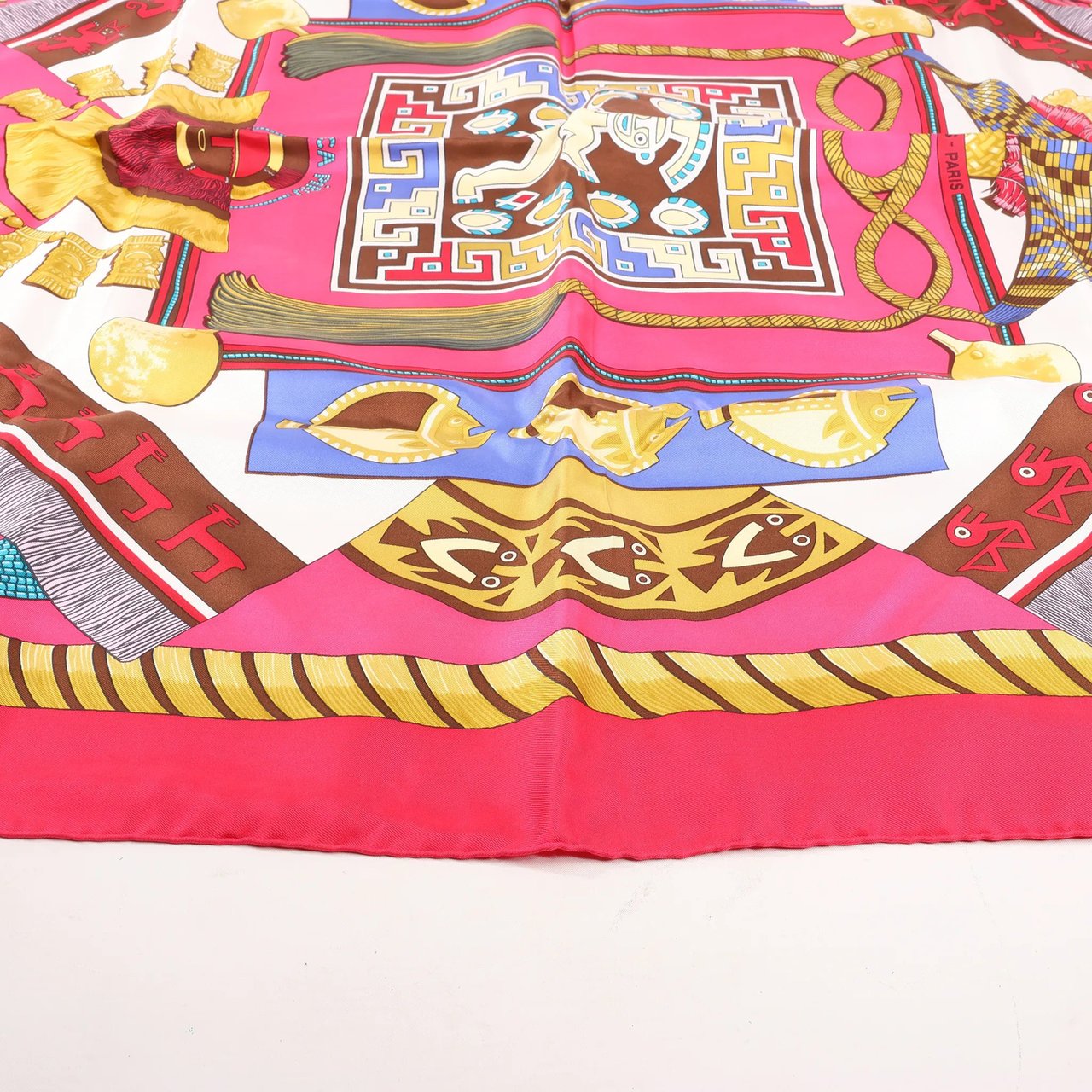 Hermès Hermès Carré 90 "HUACA PIRU" Silk handkerchief in Pink Roze