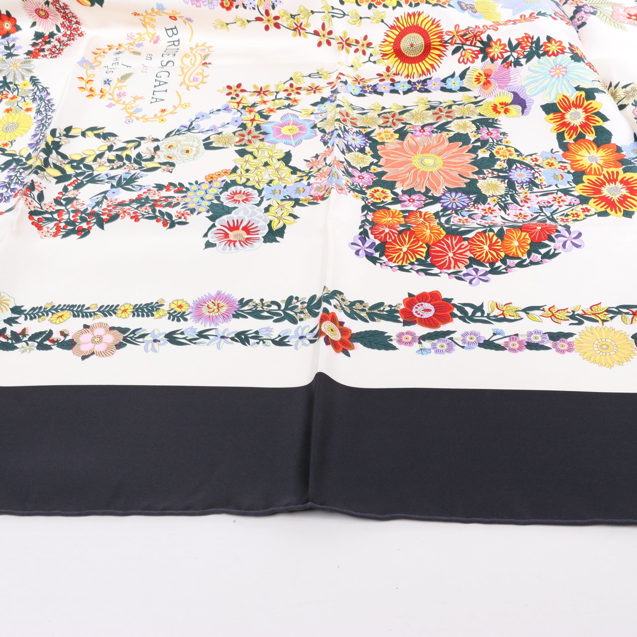 Hermès Hermès Carré 90 "BRIDES DE GALA EN FLEUR" Silk Scarf Zwart