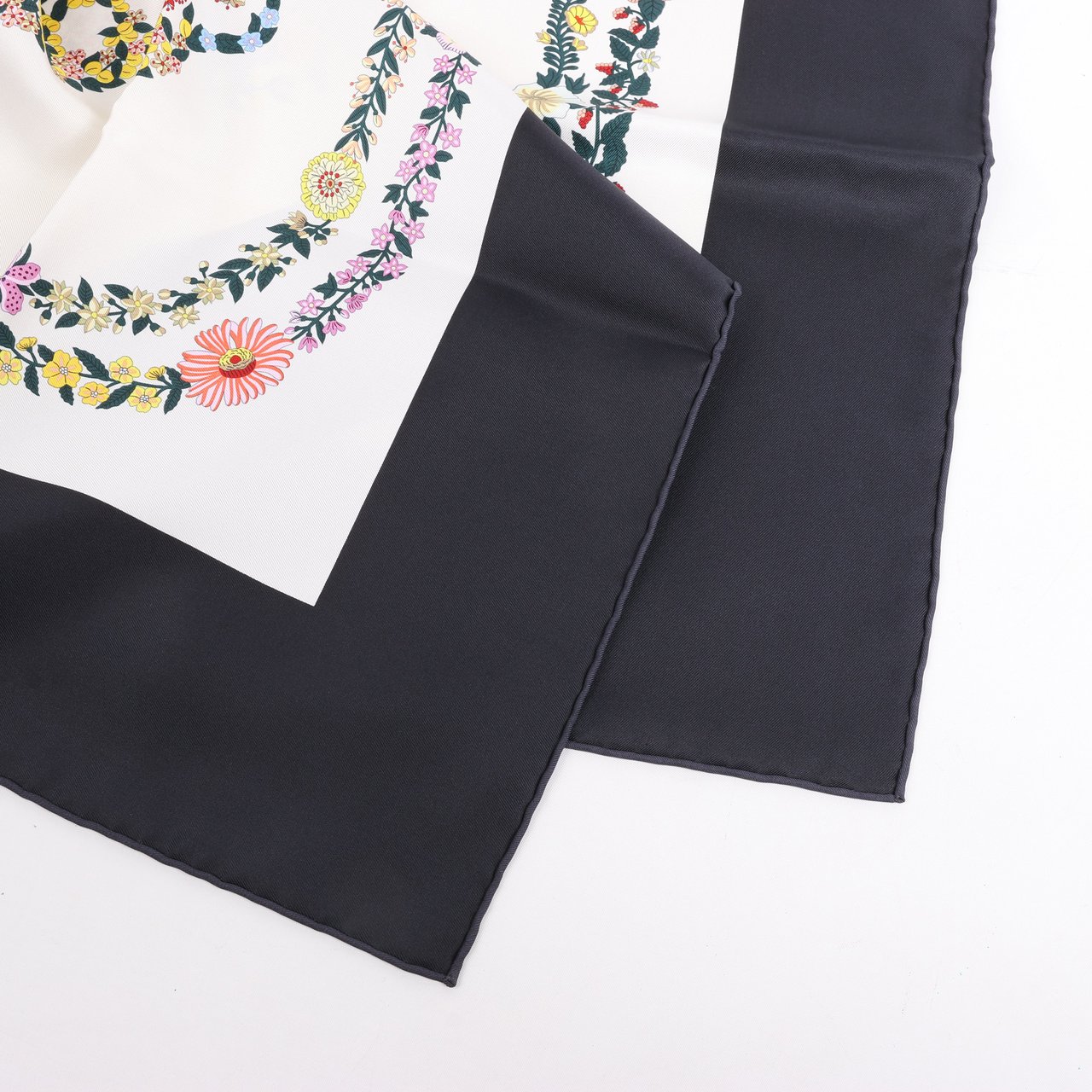 Hermès Hermès Carré 90 "BRIDES DE GALA EN FLEUR" Silk Scarf Zwart