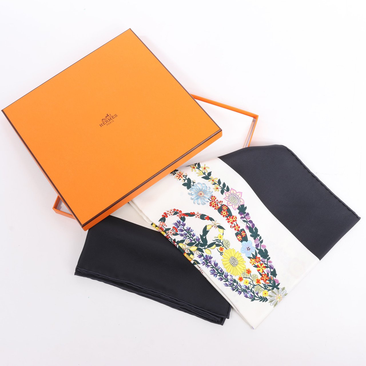 Hermès Hermès Carré 90 "BRIDES DE GALA EN FLEUR" Silk Scarf Zwart