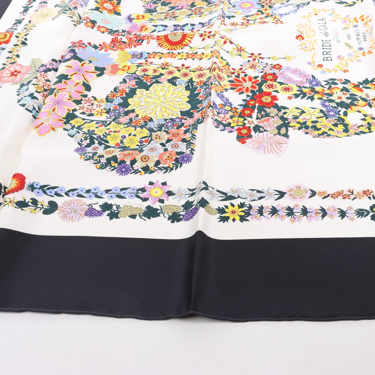 Hermès Hermès Carré 90 "BRIDES DE GALA EN FLEUR" Silk Scarf Zwart