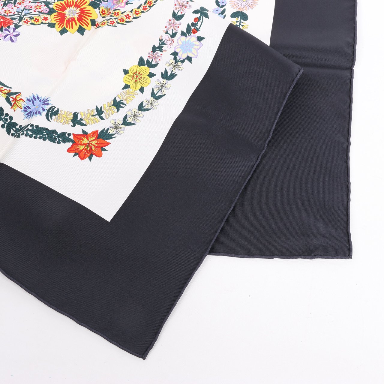 Hermès Hermès Carré 90 "BRIDES DE GALA EN FLEUR" Silk Scarf Zwart