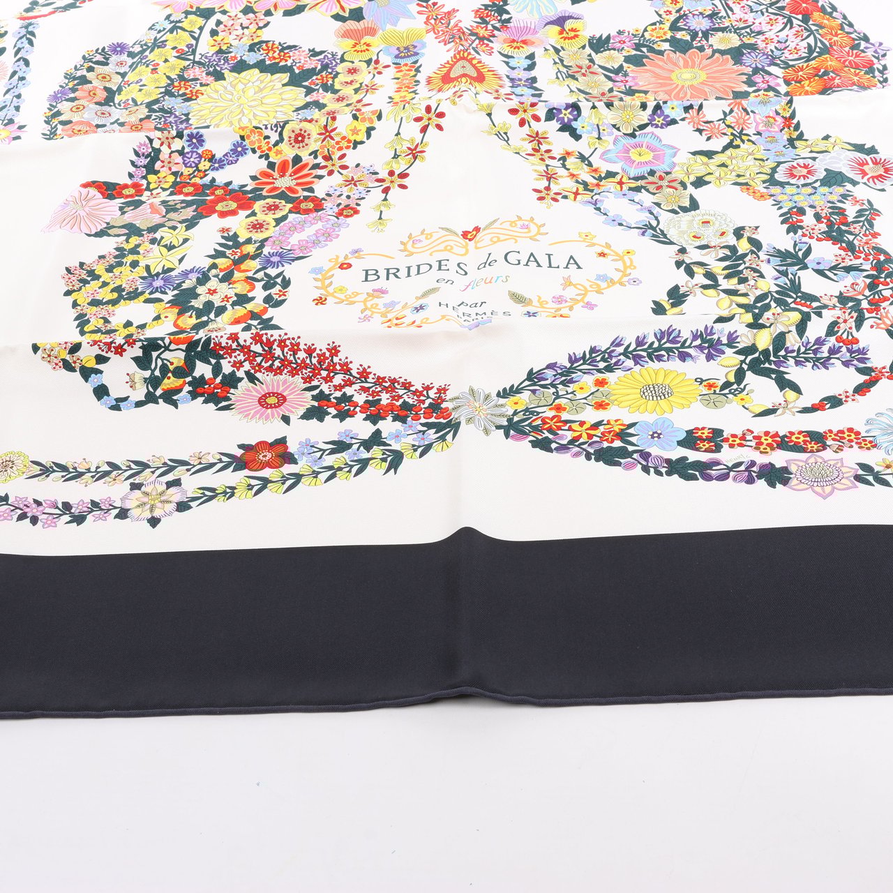 Hermès Hermès Carré 90 "BRIDES DE GALA EN FLEUR" Silk Scarf Zwart