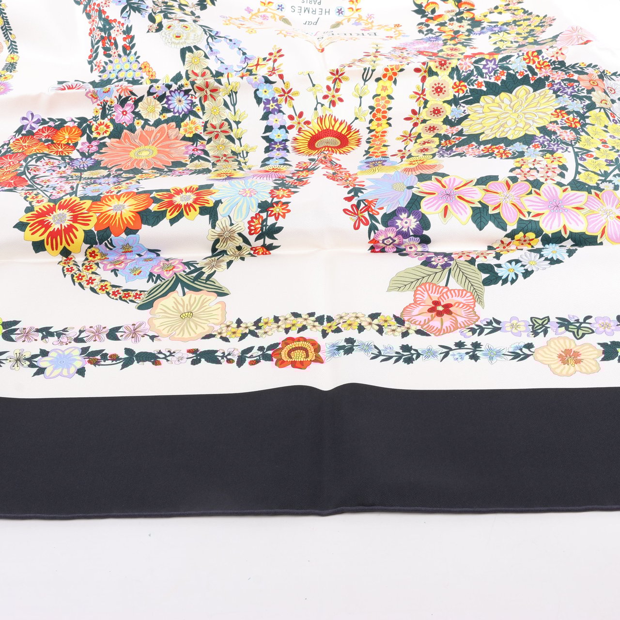 Hermès Hermès Carré 90 "BRIDES DE GALA EN FLEUR" Silk Scarf Zwart
