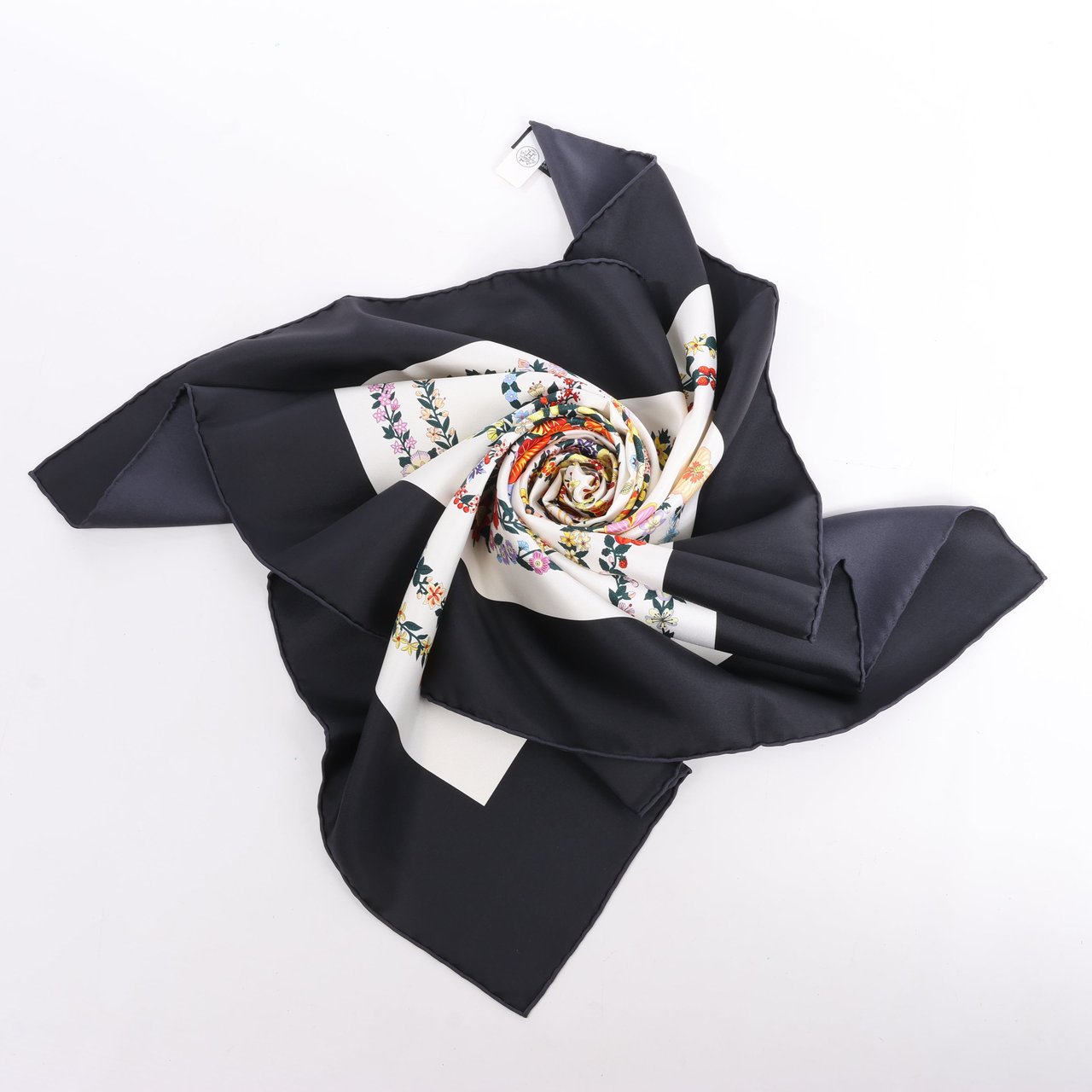Hermès Hermès Carré 90 "BRIDES DE GALA EN FLEUR" Silk Scarf Zwart